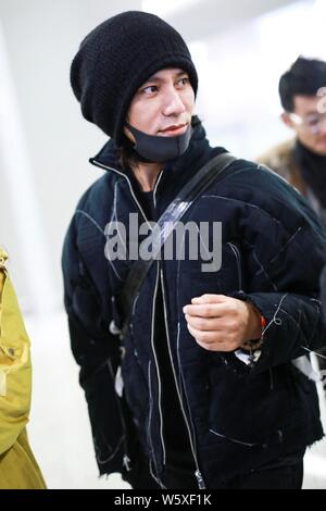 Il cinese attore e cantante Aloys Chen Kun lascia la Shanghai Hongqiao International Airport come egli è assente dalla moda italiana marchio Dolce e Ga Foto Stock