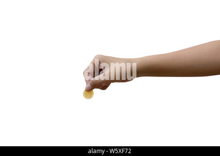 Una femmina asiatica mano azienda moneta in oro isolati su sfondo bianco. Inserire un percorso di clipping. Foto Stock