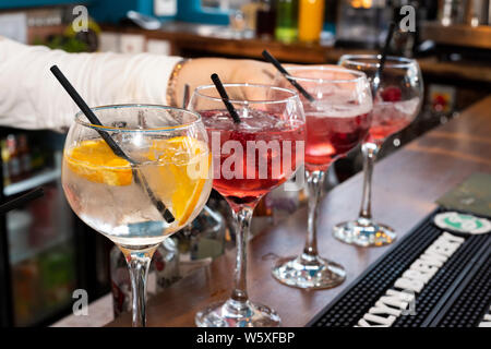 Doncaster, Regno Unito - 11 Maggio 2019: Cocktail bicchieri allineati sulla barra come la cameriera si mescola bevande a La Boca ristorante & steakhouse, 1 strada Netherhall Foto Stock