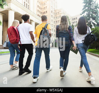 Gruppo di studenti camminare insieme nel campus dopo gli studi Foto Stock