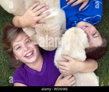 Persone con cuccioli Foto Stock