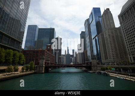 Guardando lungo il fiume Chicago verso il la salle street bridge suloway marshall bridge e il lago michigan downtown Chicago IL USA Foto Stock