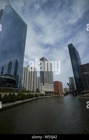 Riverpoint, il Riverfront Park, riverbend residences e ad ovest del Mart Center blocchi di appartamenti e uffici di Wolf Point Chicago IL USA Foto Stock