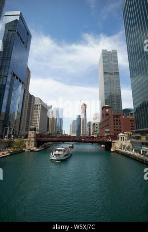 Guardando lungo il fiume Chicago verso il clark street bridge e wolf point downtown Chicago IL USA Foto Stock
