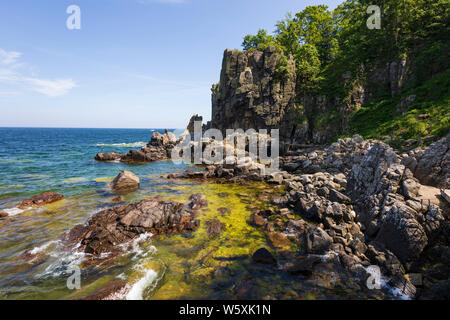 Aspre formazioni rocciose di Helligdomsklipperne, vicino Gudhjem, Bornholm, Mar Baltico, Danimarca, Europa Foto Stock