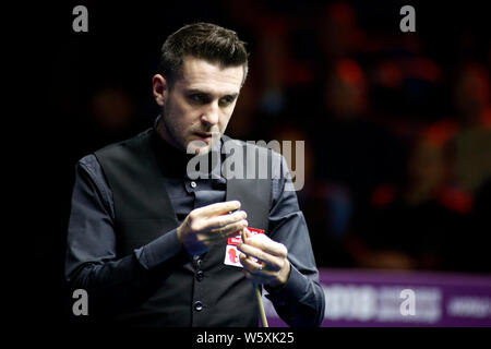 Mark Selby di Inghilterra ritiene che un colpo di Neil Robertson di Australia nel loro quarterfinal match durante il 2018 OPPO Campionato Internazionale snoo Foto Stock