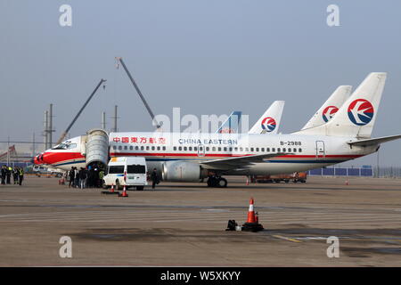 --FILE--aerei per il trasporto passeggeri della Cina East Airlines Boeing 737-300 sono illustrati a Wuhan Tianhe International Airport nella città di Wuhan, Cina centrale di H Foto Stock