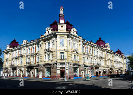 Russia, Irkutsk - 6 luglio 2019: Casa redditizia di un ingegnere ferroviario Nikitin, vecchio edificio prima che fosse Grand Hotel Foto Stock