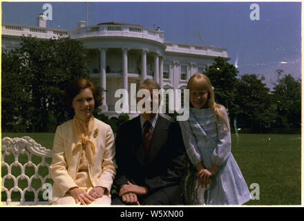 Rosalynn Carter, Jimmy Carter e Amy Carter sulla south lawn davanti alla Casa Bianca. Foto Stock