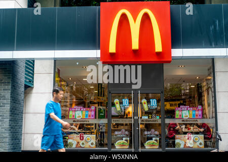 --FILE--A passeggiate a piedi passato a un fast food ristorante di McDonald in Shanghai, Cina, 16 agosto 2018. McDonald è quello di interrompere l'utilizzo di cannucce in Cina Foto Stock