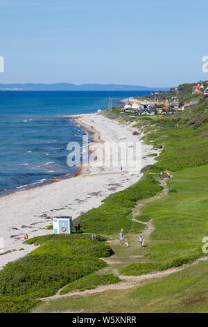 Vista lungo la spiaggia e il villaggio per la terraferma svedese in distanza, Rageleje, Regione Hovedstaden, Zelanda, Danimarca, Europa Foto Stock
