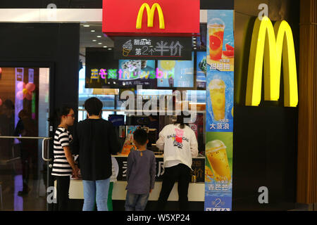 --FILE--A passeggiate a piedi passato a un fast food ristorante di McDonald in Huai'an City, est cinese della provincia di Jiangsu, 24 settembre 2018. McDonald è Foto Stock