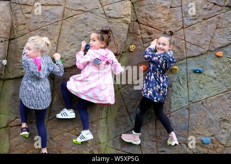 Ee la llama ufficialmente aperto ZSL London Zoo della nuova avventura animale questa mattina 30 luglio 2019 da sgranocchiando il suo modo attraverso un nastro di cerimoniale ,a seguito della cerimonia di apertura lo Zoo ha accolto i genitori di celebrità Michelle Heaton , Charlie Simpson e Katie Piper a 32.000 mq Nuovo zoo per bambini e bagni turchi in un viaggio alla scoperta della fauna selvatica che durano una vita.Presenter JB Gill e la sua famiglia hanno celebrato la loro figlia Chiara il compleanno al lancio .dove la piccola in un vestito in un adorabile miniture zookeeper outfit incontrato capre pigmee rovo e Bumpkin . .Lo Zoo di Londra . London REGNO UNITO Foto Stock