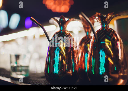 Due cocktail nella forma di ananas coppe sul bancone del bar. Foto Stock