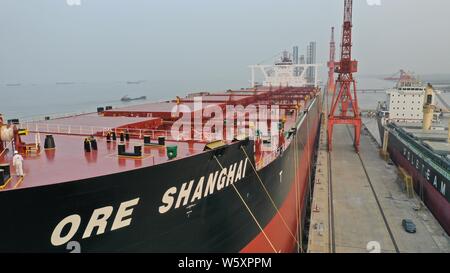 "Ore Shanghai', il più grande del mondo minerale portante per il trasporto di minerali di ferro, è raffigurato a Taicang Porto di Taicang city, est cinese della provincia di Jiangsu, Foto Stock