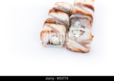 Rotolo giapponese con pancetta e formaggio su uno sfondo bianco. Foto Stock