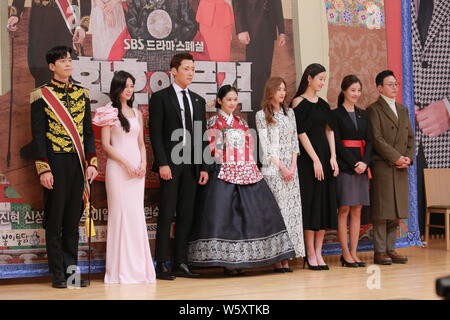 (Da sinistra) sud coreano attore Shin Sung-rok, attrice Lee Elia, attore Choi Jin-hyuk e cantante e attrice Jang Na-ra di partecipare alla conferenza stampa f Foto Stock