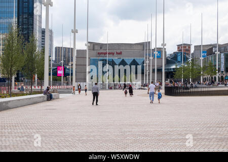 Vista lungo rinnovato di recente Centenario Piazza verso la Symphony Hall e il Centro Convegni Internazionale di Birmingham City Centre Foto Stock