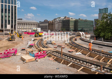 Lavori di costruzione del prolungamento della Midland Metro linea continua in Broad Street nel centro della città di Birmingham Foto Stock