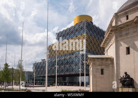 Edifici di contrasto Baskerville House, sala della memoria e la Biblioteca di Birmingham in Centenary Square nel centro della città di Birmingham Foto Stock