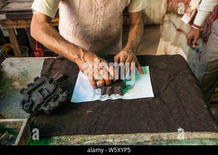 Un artigiano facendo bloccare la stampa su tessuto a Jaipur, India. Foto Stock