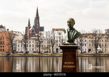 Schwerin, Germania. Busto di Heinrich Schliemann, un imprenditore tedesco e un pioniere nel campo dell'archeologia, vicino al laghetto Pfaffenteich lago Foto Stock