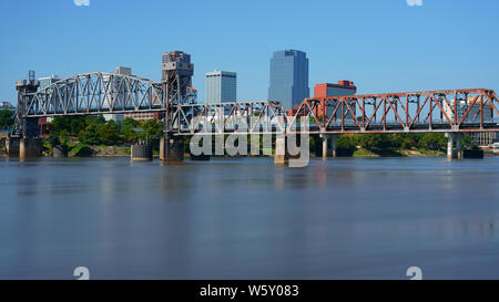 Little Rock, capitale dell'Arkansas, Stati Uniti d'America. Skyline con Arkansas River di giorno in estate lunga esposizione. Foto Stock