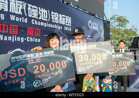(Da sinistra) prima runner-up Kisa Nakamura del Giappone e vincitore Sakura Yosozumi del Giappone pongono sul podio durante la cerimonia di premiazione della donna fin Foto Stock