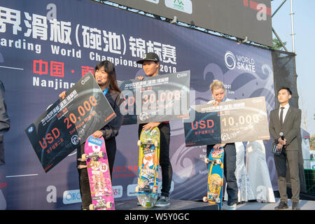 (Da sinistra) prima runner-up Kisa Nakamura del Giappone, vincitore Sakura Yosozumi del Giappone e la seconda runner-up il papavero Starr Olsen di Australia Australia p Foto Stock