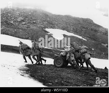 Soldati di un Inf. haul loro 37mm pistola fino a Mt. passano attraverso la neve e oltre la ruvida terrian. L'Alaska. Foto Stock