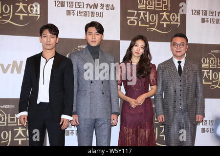 (Da sinistra) sud coreano attori Park Hoon, Hyun Bin, attrice e cantante Park Shin-hye e attore Kim Eui-sung di partecipare alla conferenza stampa per il nuovo televisore ser Foto Stock