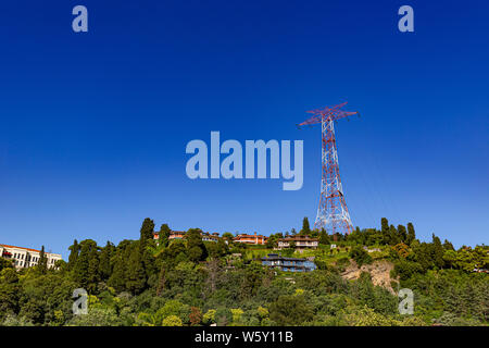 Alta tensione potenza torre di trasmissione. Alimentazione e concetto di energetica Foto Stock