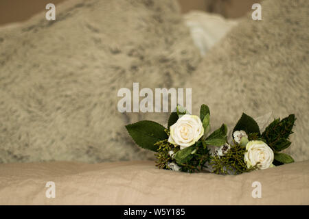 Dettaglio, l'elemento di decorazione in un francese gite; verde e bianco naturale bouquet di fiori sulla sommità del confortevole e caldo e accogliente bed. Lifestyle Hotel Deco Foto Stock