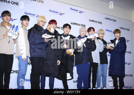 Membri del sud coreano di boy band Wanna uno partecipare ad un evento promozionale per Reebok a Seul, Corea del Sud, 11 novembre 2018. Foto Stock