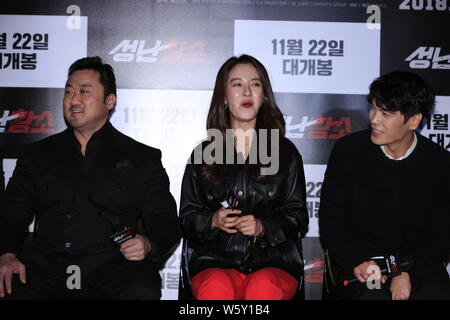 (Da destra) Sud attore coreano Kim Sung-oh, attrice canzone Ji-hyo e attore Korean-American Ma Dong-seok, noto anche come don Lee, assistere ad una vigilia di premiere Foto Stock