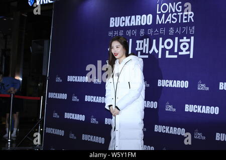 Sud cantante coreano Lee Sun-mi, noto anche come Sunmi, partecipa a un evento di firma per jeans marca Buckaroo a Seul, Corea del Sud, 11 novembre 2018. *** Loc Foto Stock