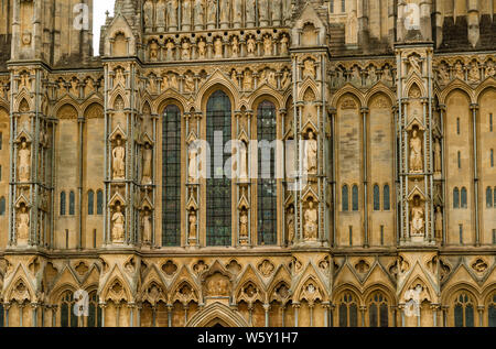 Cattedrale di Wells con i suoi intricati intarsi. Foto Stock