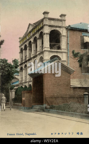 [ 1900 Giappone - Hotel in stile occidentale in Nagasaki ] - Hotel de France (フランスホテル) al n. 33 Oura in Nagasaki intorno al 1905 (Meiji 38). L'hotel è stato istituito nel 1903 (Meiji 36) e chiuso nel 1909 (Meiji 42). La porta in primo piano è l'entrata al Santuario confuciana (孔子廟, Koshi-privati), che si erge ancora oggi. Attualmente il NTT Ospedale (ＮＴＴ病院) sorge sulla partita. Xx secolo cartolina vintage. Foto Stock