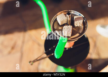 Carboni accesi per narghilè, hookah piastrella, calore, fuoco, carboni  ardenti, hot hookah carboni, ciotola con il tabacco e del carbone Foto  stock - Alamy