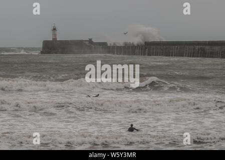 Newhaven, East Sussex, Regno Unito. 30th luglio 2019. Forti venti da Sud sbattono le onde lungo la costa meridionale. Foto Stock