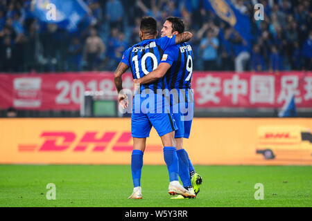 Italian-Brazilian calciatore Eder Citadin Martins, noto semplicemente come Eder, destro di Jiangsu Suning celebra con il calcio brasiliano player Alex Foto Stock