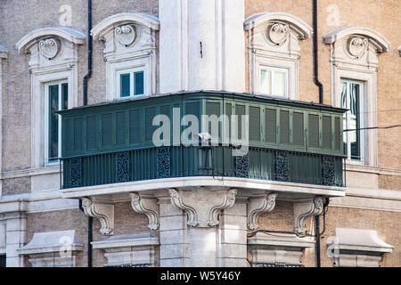 Napoleone Bonaparte madre Letizia Bonaparte aveva questo balcone costruito presso la sua casa in italia a Roma in modo che lei potesse guardare le persone al di sotto in segreto Foto Stock