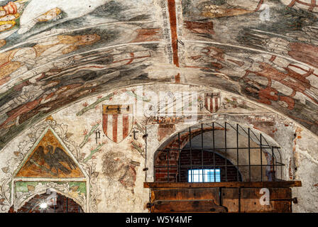 Italia Piemonte Romagnano Sesia Abbazia benedettina di San silano (San Silvano) cantina dei santi affreschi - Stemma con sei bianco verticale e bande di colore rosso. Sui lati dell'emblema le lettere P e T viene visualizzato, la interpretazione più plausibile è che è l'abbreviazione di Petrus de Tizzonibus ie Pietro Tizzoni abate di San Silvano intorno alla metà del XV secolo. Di seguito è raffigurato un leone o un orso tenendo un pelle tra le sue gambe anteriori Foto Stock