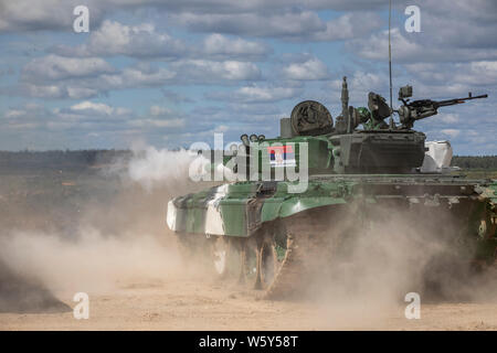 Regione di Mosca, Russia. 30th, Luglio 2019 serba nel serbatoio T-72 conduce la formazione ripresa prima di avviare il concorso internazionale "Serbatoio di biathlon"-2019 presso la gamma militare "Alabino', Regione di Mosca, Russia Foto Stock