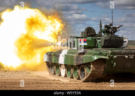 Regione di Mosca, Russia. 30th, Luglio 2019 serba nel serbatoio T-72 conduce la formazione ripresa prima di avviare il concorso internazionale "Serbatoio di biathlon"-2019 presso la gamma militare "Alabino', Regione di Mosca, Russia Foto Stock