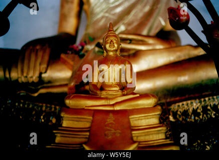 Il Buddha a Wat Mahathat in Bangkok in Thailandia nel sud-est asiatico in Estremo Oriente Foto Stock