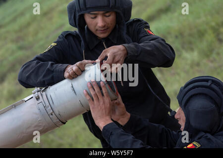 Regione di Mosca, Russia. 30th, Luglio 2019 Kirghiz serbatoio unità di equipaggio serbatoio T-72 durante il corso di formazione del concorso internazionale "Serbatoio di biathlon"-2019 presso la gamma militare "Alabino', Regione di Mosca, Russia Foto Stock