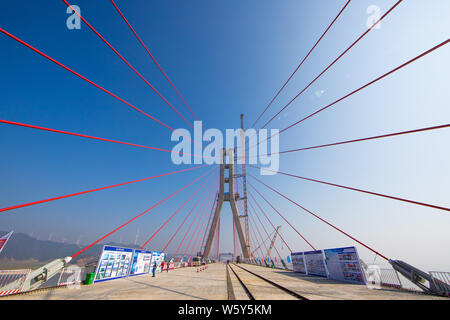Vista del cantiere del Lago Poyang n. 2 Bridge, che sarà la più lunga del cavo alloggiato a ponte dell'autostrada dopo il completamento, in Jiujiang c Foto Stock