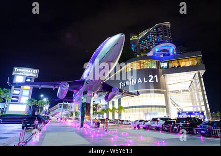 Scena notturna il morsetto 21 nuovo shopping mall in Pattaya Foto Stock