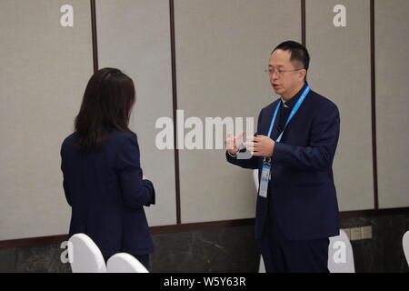 Zhou Hongyi, co-fondatore, Presidente e CEO di Qihoo 360, viene intervistato dopo la sessione plenaria del 5° mondo Internet Conferenza (WIC), anche sapere Foto Stock